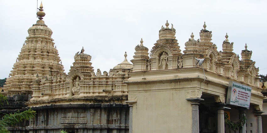 Mahalakshmi Temple is one of the most-visited temples in Juhu near the beach.