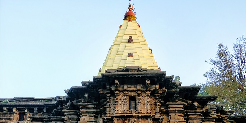 A picture of the grand Mahalakshmi Temple in Kolhapur, a significant pilgrimage site among places to visit near Kolhapur