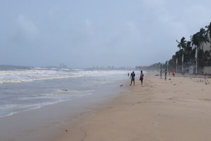 Vibrant sunset at Juhu Beach, a top spot among beaches near Mumbai.