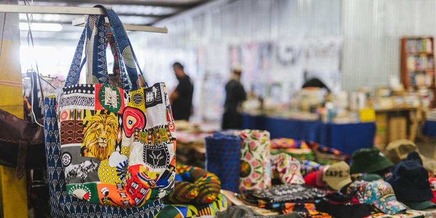 A glimpse of the vibrant handicrafts market at the Mahatma Gandhi Road, Maharashtra.