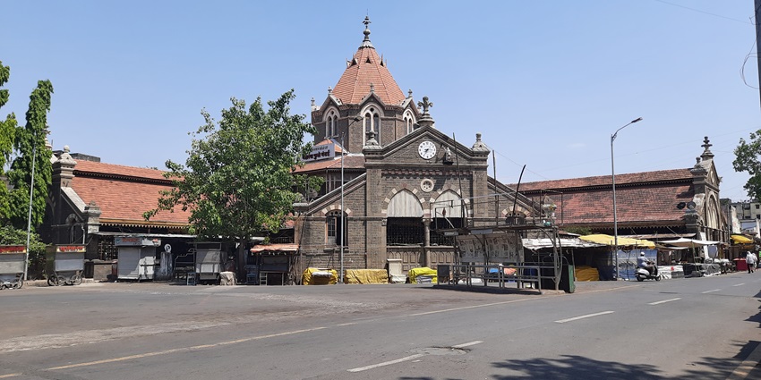 Mahatma Jyotiba Phule Market, which is influenced by local culture.