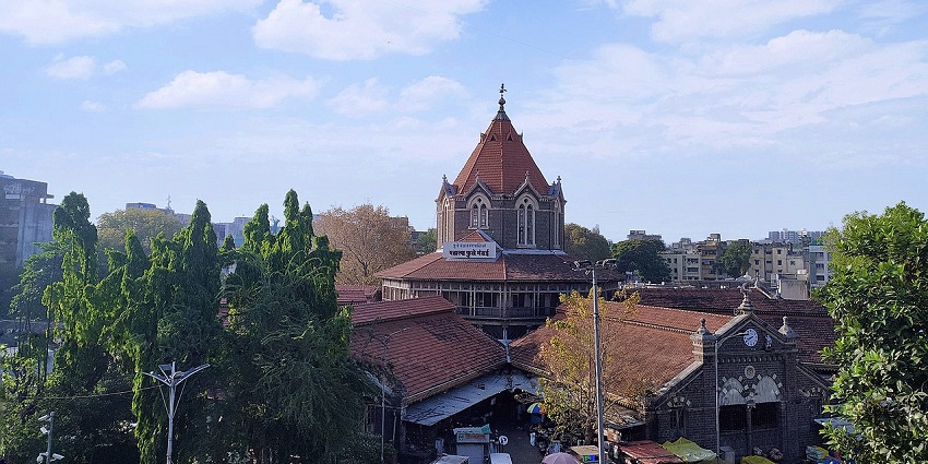 Mahatma Phule Mandai, a popular destination near Sangli Fort, showcases historic charm.