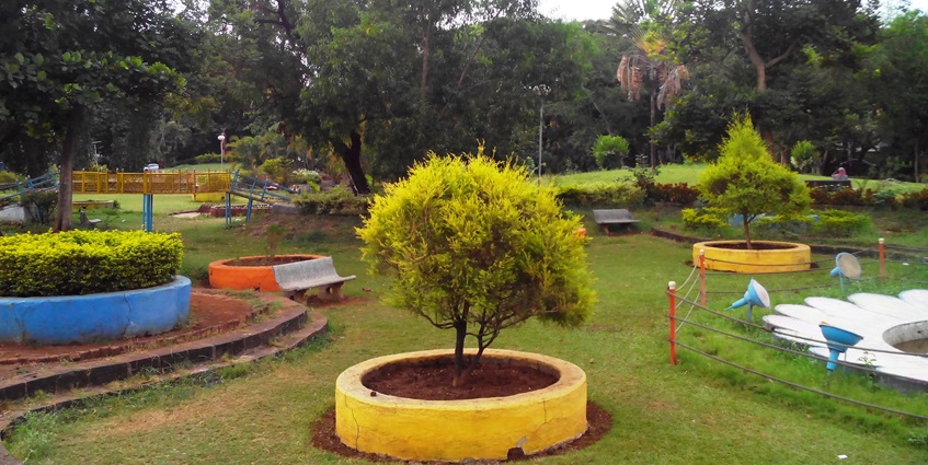 A lush green park with play areas, swings, and picnic spots for families, one of the best places to visit in Wardha.
