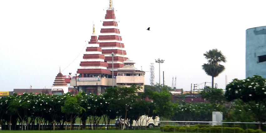 The view of the Shikhsra of Mahavir Mandir from the Buddha Smriti Park, Bihar
