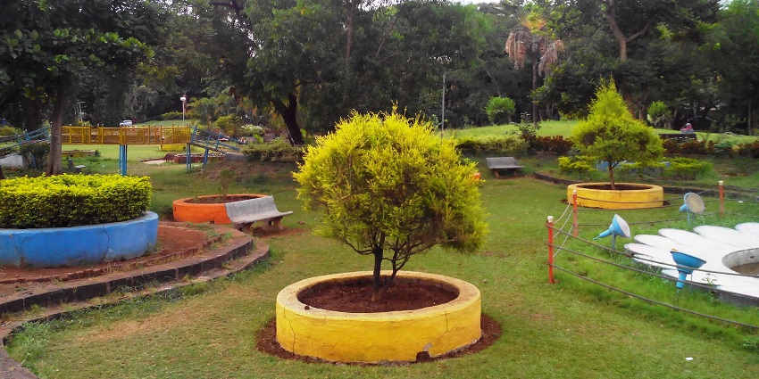 Mahavir Nagar Garden in Kandivali features vibrant flowers, walking paths, and play areas.