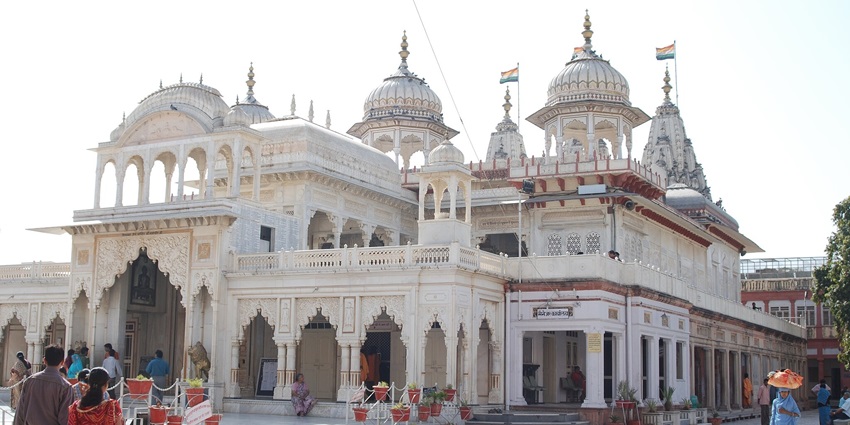 An important jain pilgrimage site featuring stunning architecture and a peaceful setting