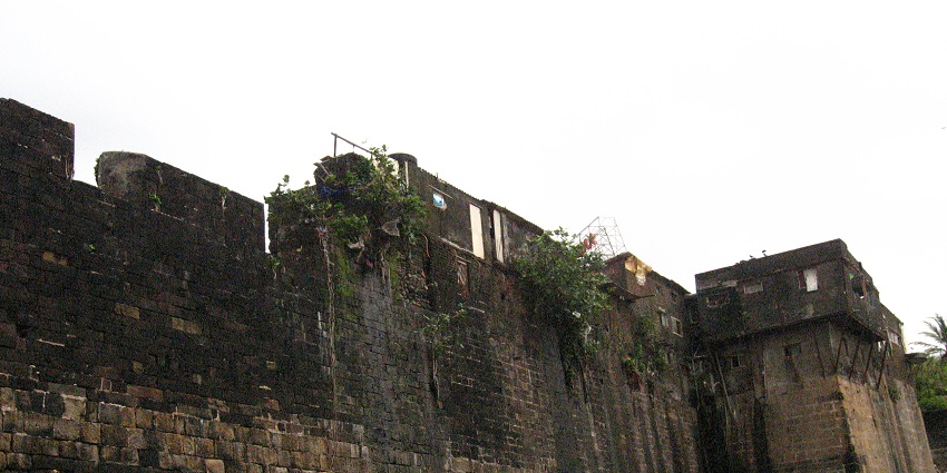An old and charming coastal fort with traces of Portuguese construction.