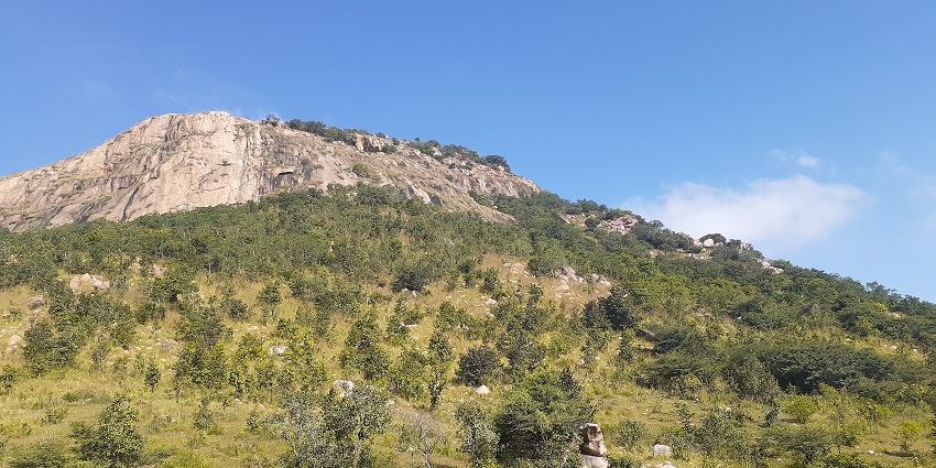 The peak of Makalidurga, one of the places to visit near Nandi Hills.