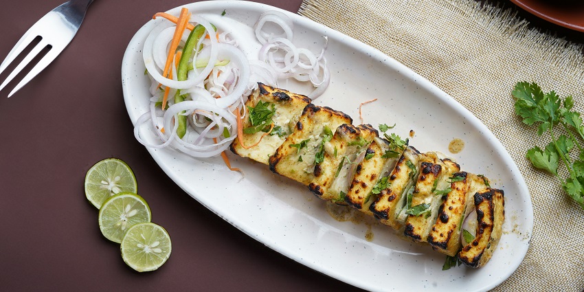 Malai Chaap is in both veg and non-veg variety among the best street food in Faridabad.