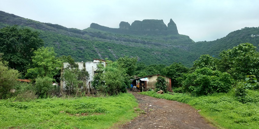 Malanggad Fort, is among the best places to visit in Kalyan offering trekking trails with rich spiritual and cultural significance