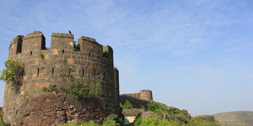 Malhargad Fort has two temples dedicated to Lord Khandoba and Lord Shiva
