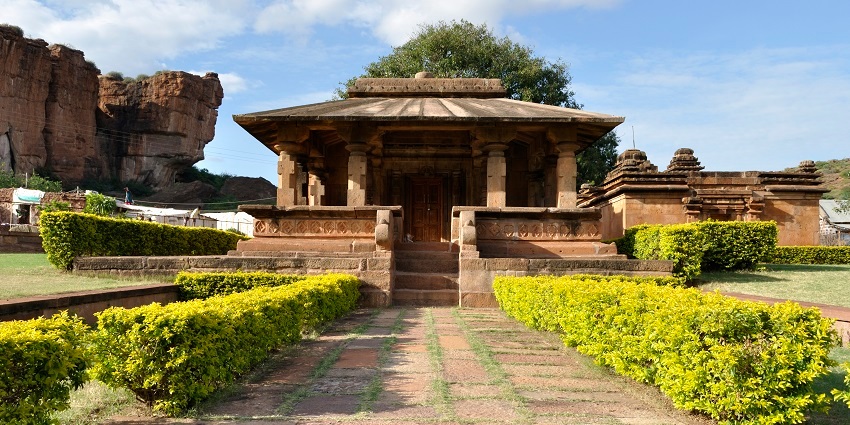A 7th-century Dravidian marvel, Mallikarjuna Complex surrounded by lush greenery.