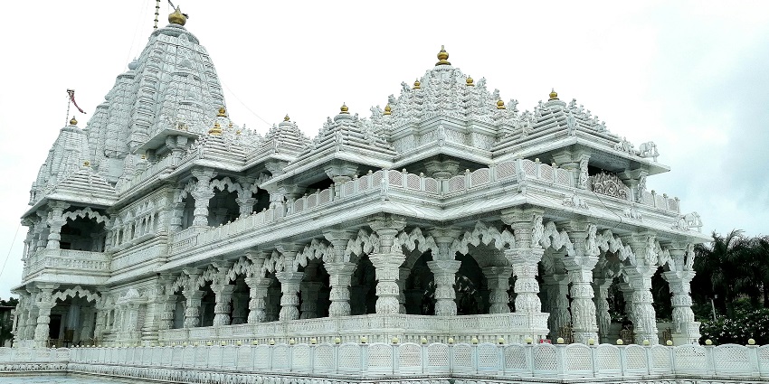 Mallinath Jain Temple is surrounded by lush greenery, which provides a peaceful environment