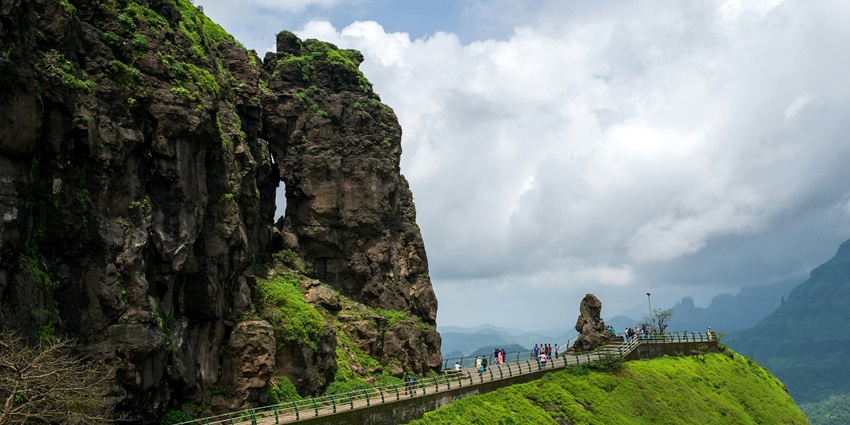A picture of Malshej Ghat, a scenic hill station near Mumbai, an ideal place for couples.