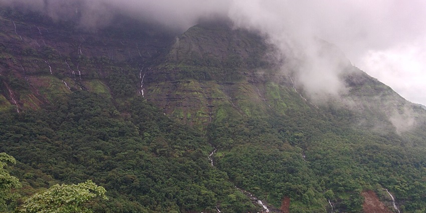 A picture of the rolling hills of Malshej Ghat, one of the best places to visit near Navi Mumbai