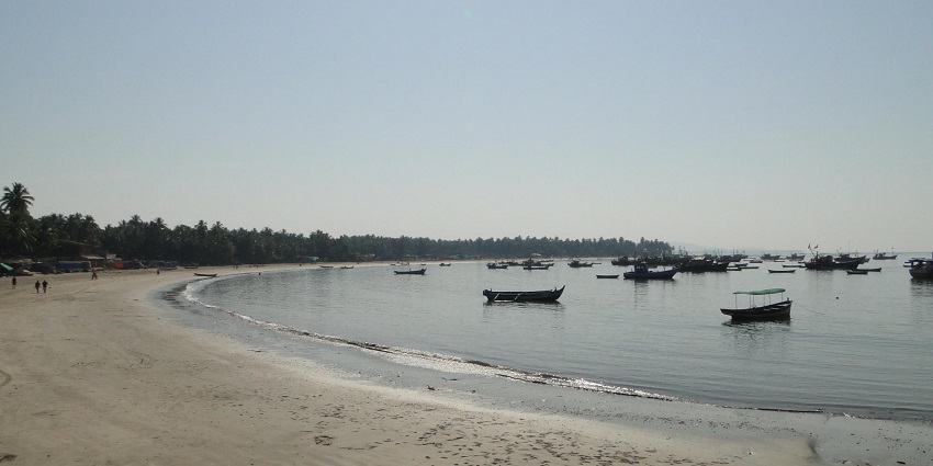 Malvan Beach features golden sands and clear waters, one of the best places near Rajkot Fort