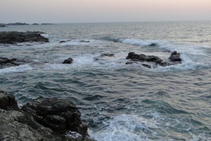 A picture of rapidly flowing water off the rock garden in Malvan.