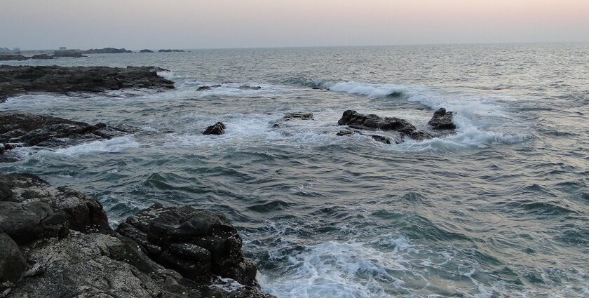 A picture of rapidly flowing water off the rock garden in Malvan.