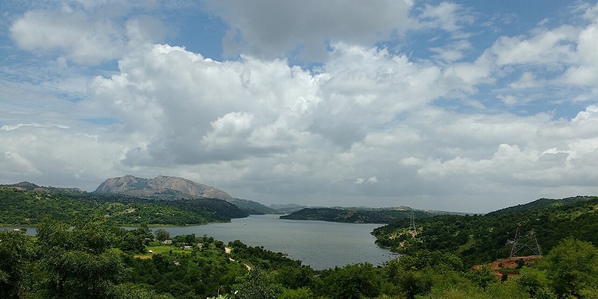 Manchanabele Dam, the scenic picnic spot with boating and fishing activities.