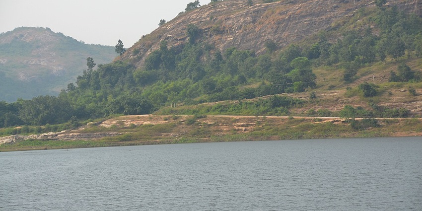 Manchanabele Dam is a scenic nature’s retreat, perfect for a hangout with friends.