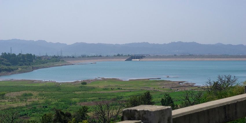 A serene view of the quaint Manchanabele Dam, a famous hotspot nestled in Karnataka.