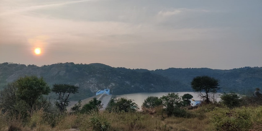Manchinbele Dam, is ideal for picnics, kayaking, and sunset views
