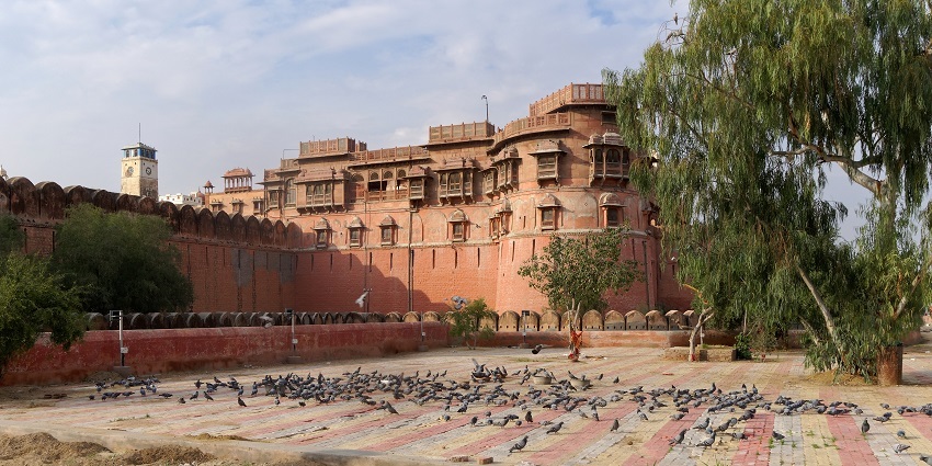 Mandalgarh Fort boasts impressive walls, stunning architecture, and panoramic views