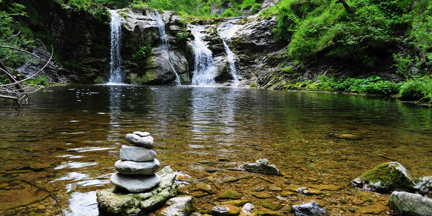 An image of Manikdoh Waterfall, one of the top places to see near Sangli.