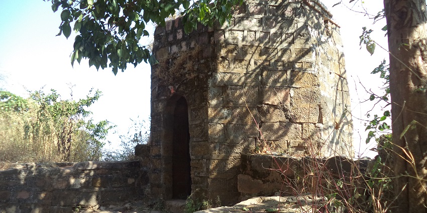 Manikgad Fort, among the best forts in Palghar, is renowned for its breathtaking scenery and historical relics.