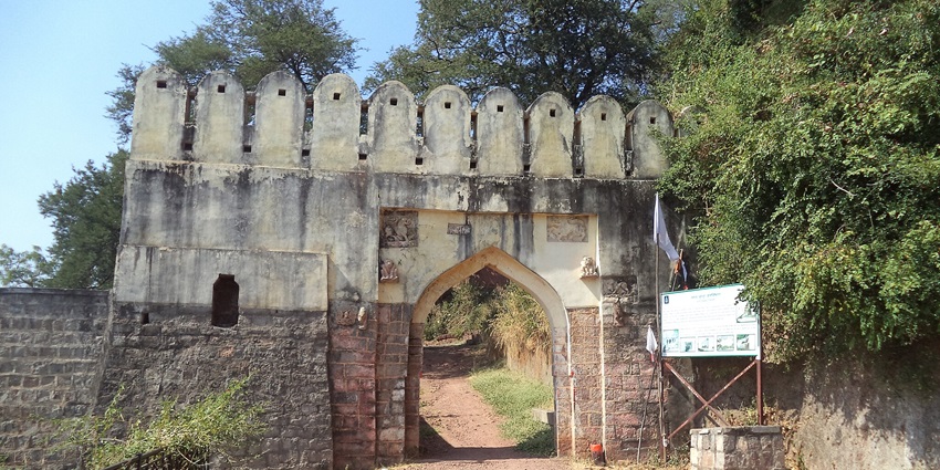 A view of Manikgad, a famous destination in Maharashtra, amidst greenery.