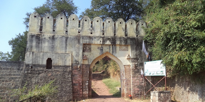 Manikgad Fort is one of the most popular forts among history buffs and nature lovers.