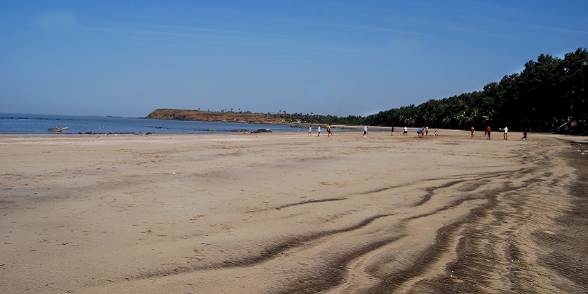 A picture of Manori Beach, where people are enjoying their quality time in Mumbai.