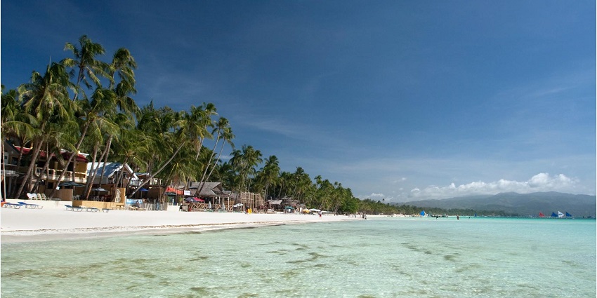 Manori Beach, blessed with sandy shore and gentle waves, is a must-visit attraction.