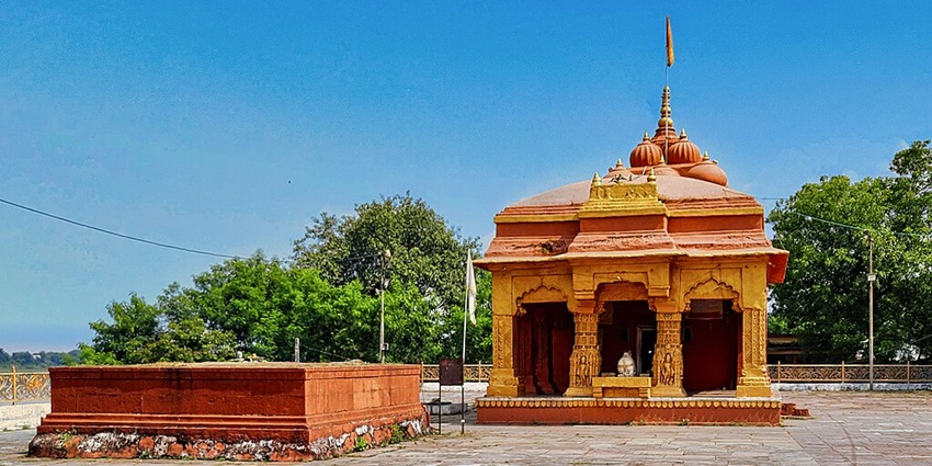An image of the Maratha temple, one of the religious places to visit near Shaniwar Wada.