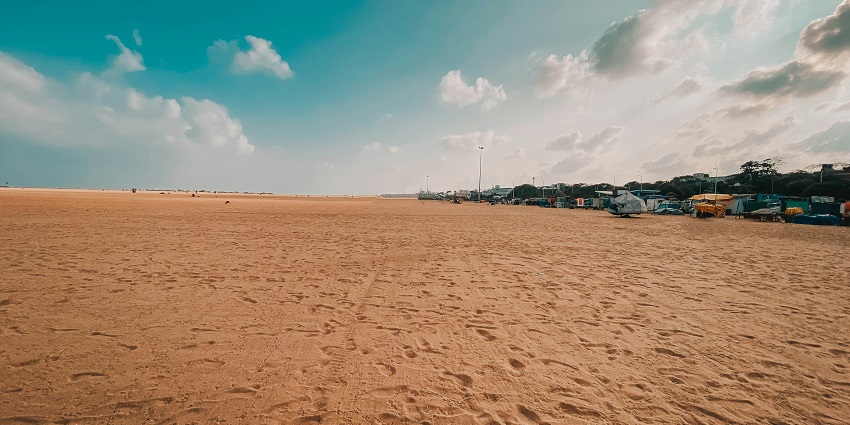 A scenic vista of Marina Beach, one of the serene places to visit near Kalikambal Temple.