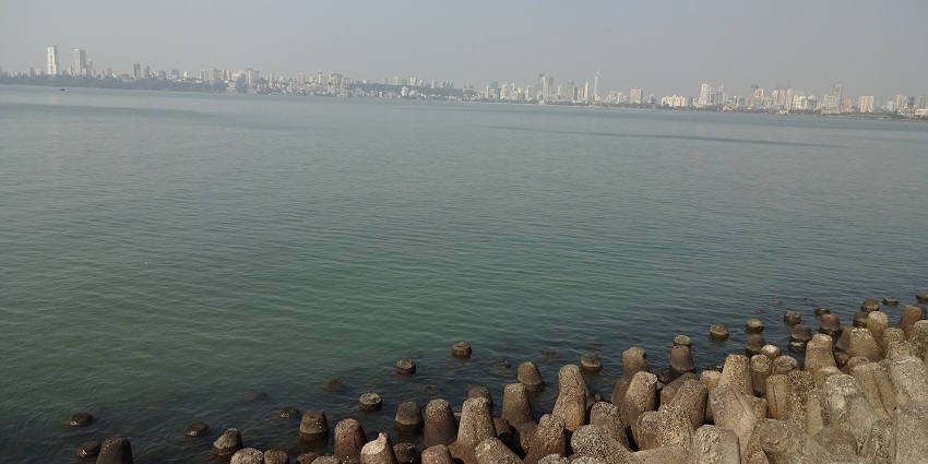 Marine Drive, a must-visit romantic place near Mumbai faces the great Arabian Sea