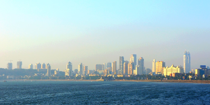 Places to visit in Mumbai at night feature Marine Drive, the iconic Mumbai promenade with breathtaking sea and lights.