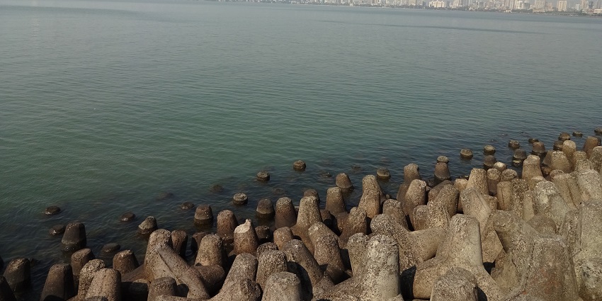 Breathtaking view of Marine Drive, a stunning spot among secluded beaches in Mumbai.