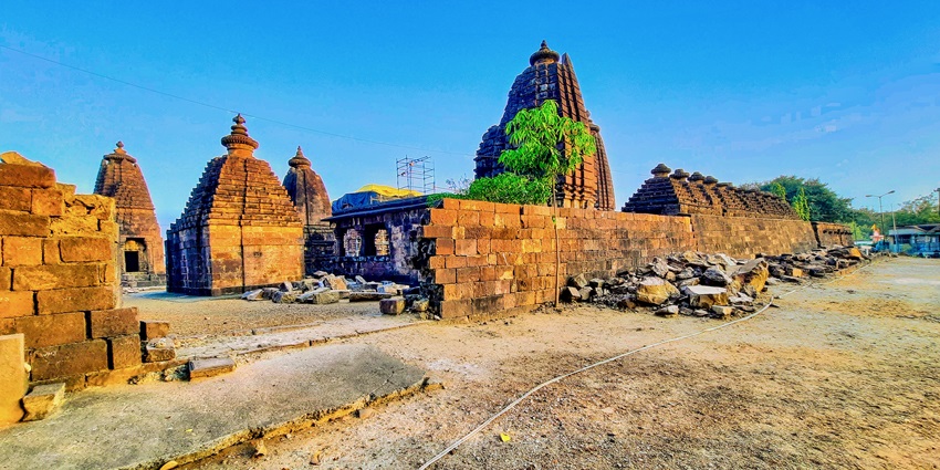 Markandi temples and ruins, a sight to see in Maharashtra for history lovers.