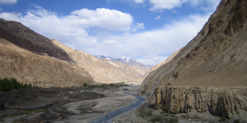A breathtaking vista of the Markha Valley Trek, a quaint abode for Ladakh trekking.