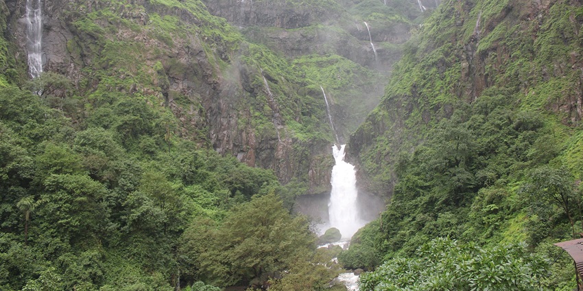 A picture of Marleshwar Waterfall around lush hills–one the best places to see near Sangli.