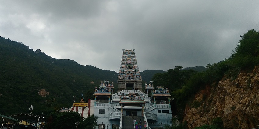 The picture of the iconic Marudhamalai Murugan Temple entrance in the region