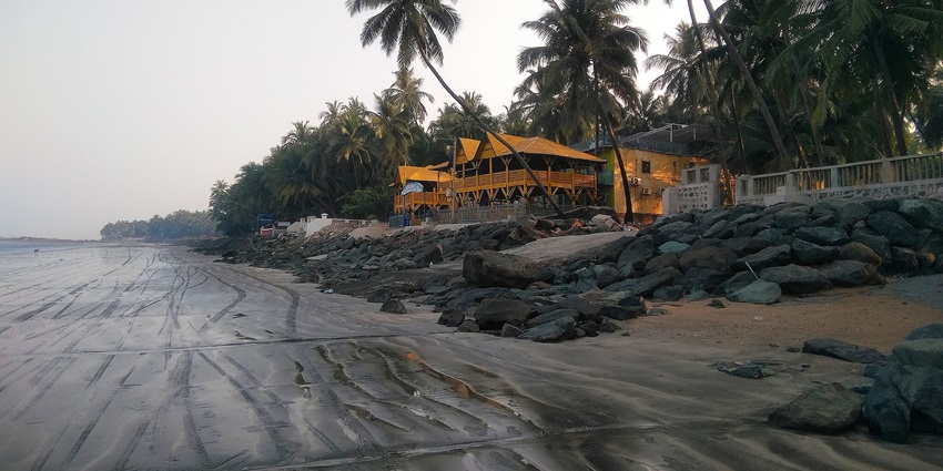 A quiet and scenic picture of Marve Beach near Borivali, with a view of the Arabian Sea.