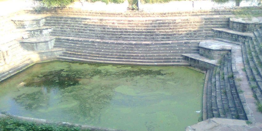 An image showing the sacred Kund at Sandipani Ashram, one of the things to do in Ujjain.