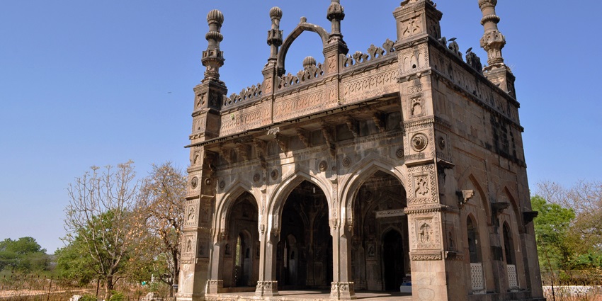 Masjid of Baoli is one of the most religious places to visit in Nanded, Maharashtra.