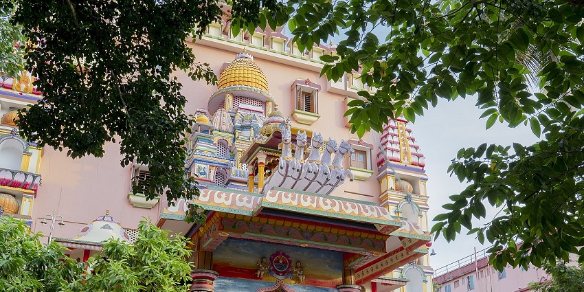 A picture of the entrance pf the temple of Mata Amritanandamayi
