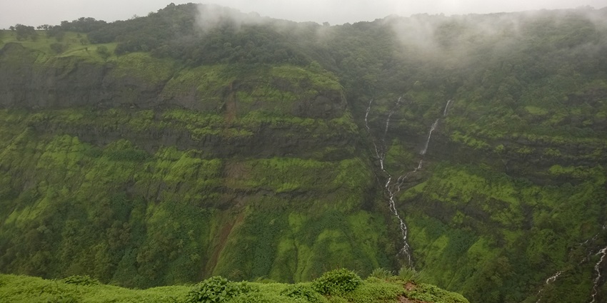 A picture of the scenic trails in Matheran, covered in a blanket of lush greenery