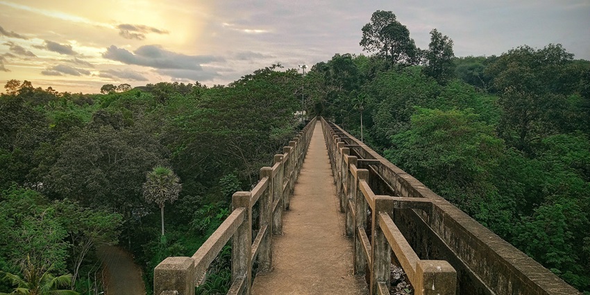 Mathoor Aqueduct is a popular bridge in Asia, attracting many tourists every day.