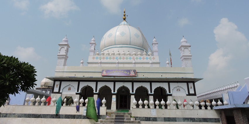 Wide angle view of the magnificent Meerasaheb Dargah, an ideal place for prayers