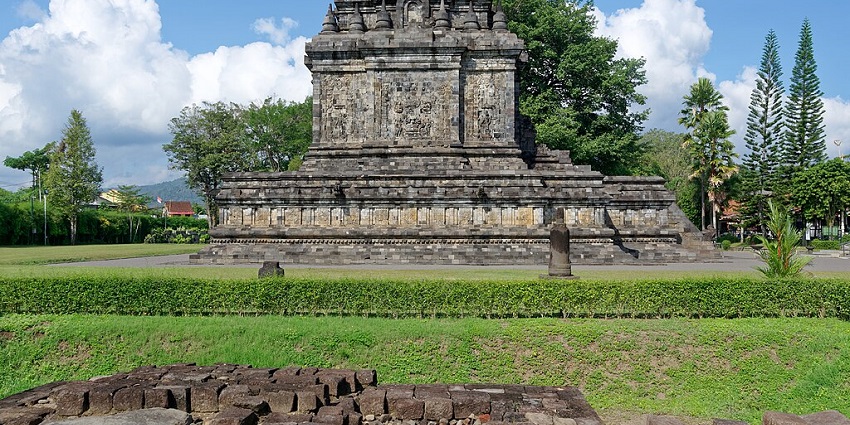 A picture of Mendut Temple, one of the least-visited temples but equally stunning